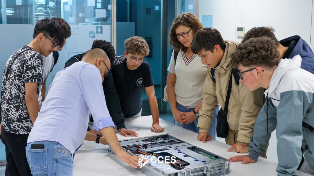 Alunos do Agrupamento de Escolas da Sé visitam o Centro de Informática do CCES