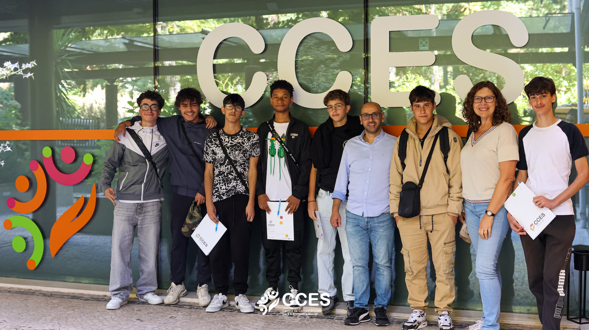 Foto de grupo visita alunos ao CCES