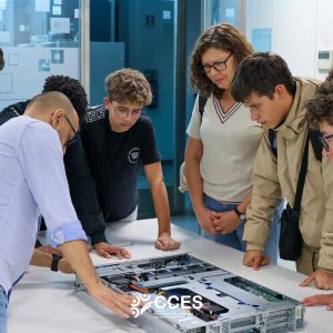Alunos do Agrupamento de Escolas da Sé visitam o Centro de Informática do CCES